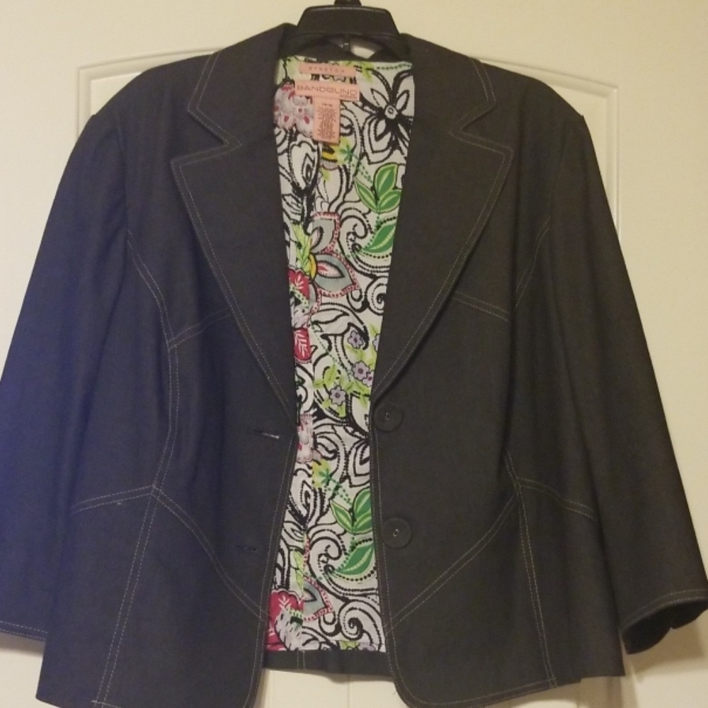 BANDOLINO jacket in EUC from a smoke/pet home.